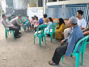 Sat Lantas Polresta Banyumas Santuni Keluarga Korban Kecelakaan di Ciberem Sat Lantas Polresta Banyumas Santuni Keluarga Korban Kecelakaan di Ciberem