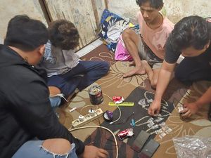 Selfie Bareng 20 Poket Sabu, Dua Tukang Las di Lombok Barat Diciduk Polisi Selfie Bareng 20 Poket Sabu, Dua Tukang Las di Lombok Barat Diciduk Polisi