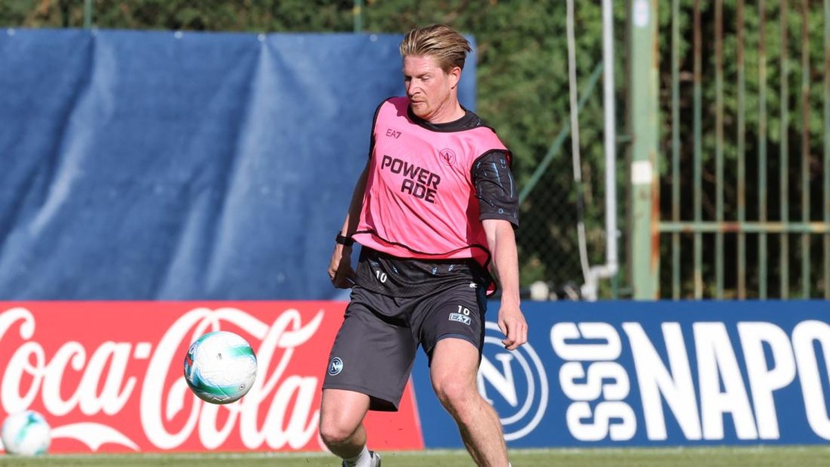 Kevin De Bruyne latihan di Napoli. (Foto: REUTERS/Ciro De Luca)