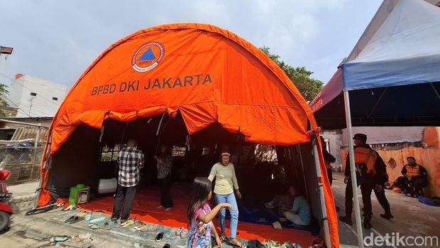 Tenda pengungsian kebakaran di Tebet, Jaksel.