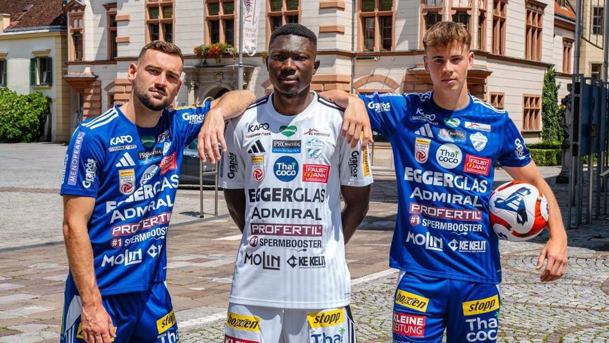 Jersey TSV Hartberg yang menyematkan 23 logo sponsor. (Foto: Dok. Twitter/@tsv_hartberg)