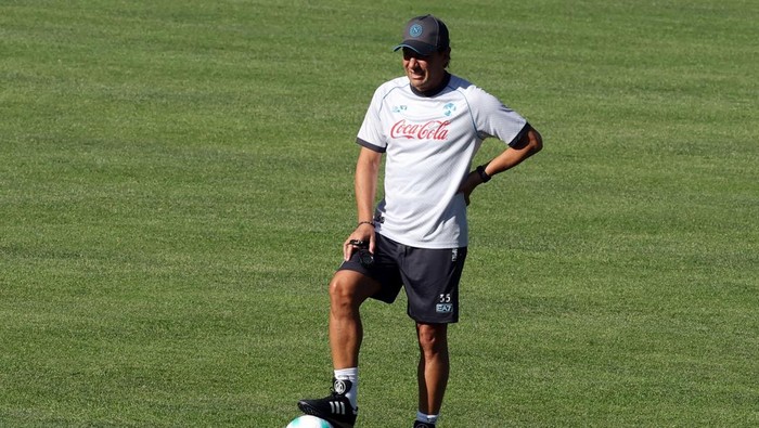 Soccer Football - Napoli Training - Stadio di Carciato, Dimaro, Italy - July 17, 2025 Napoli coach Antonio Conte during training REUTERS/Ciro De Luca