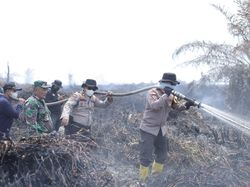 Polisi-TNI-Manggala Agni Gotong Royong Padamkan Api di Lahan 4 Ha Bengkalis