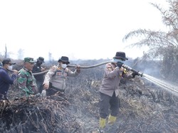 Polisi-TNI-Manggala Agni Gotong Royong Padamkan Api di Lahan 4 Ha Bengkalis