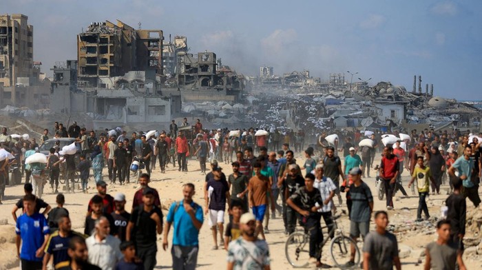 Ratusan warga Palestina berkumpul di Beit Lahia, Gaza utara, Sabtu (20/7/2025), untuk menemukan derma kemanusiaan yang sukses masuk ke daerah tersebut lewat jalur Israel. Bantuan berupa masakan dan pasokan pokok itu menjadi impian di tengah krisis kelaparan yang terus memburuk akhir pertentangan berkepanjangan dan blokade ketat. REUTERS/Dawoud Abu Alkas