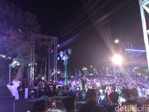 Penampilan Cakra Khan Warnai Malam Puncak Hari Jadi ke-598 Cirebon Penampilan Cakra Khan Warnai Malam Puncak Hari Jadi ke-598 Cirebon