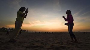 Fenomena Langka! Sungai Batanghari Surut, Dasarnya Jadi Tempat Nongkrong