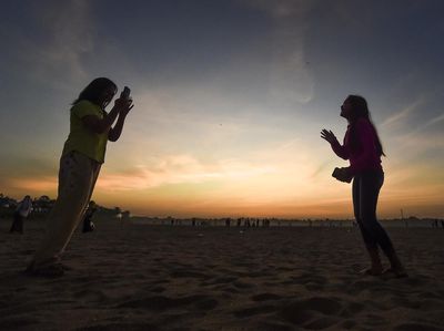 Fenomena Langka! Sungai Batanghari Surut, Dasarnya Jadi Tempat Nongkrong