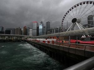 Hong Kong Keluarkan Peringatan Topan Wipha, Ratusan Penerbangan Dibatalkan Hong Kong Keluarkan Peringatan Topan Wipha, Ratusan Penerbangan Dibatalkan