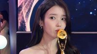 IU Pamer Piala Best Actress
