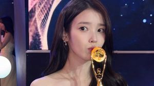 IU Pamer Piala Best Actress