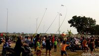 Berbut Layangan di Batas Kota
