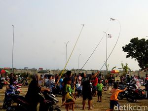 Berbut Layangan di Batas Kota Berbut Layangan di Batas Kota