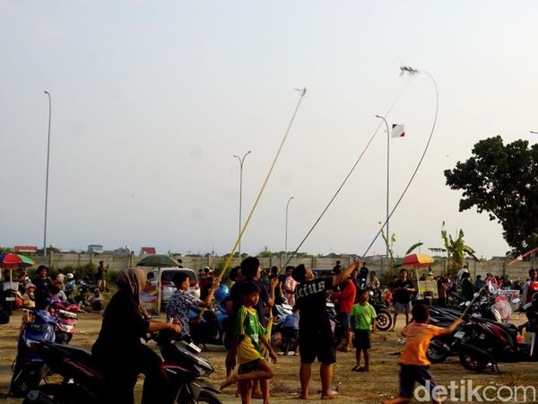 Berbut Layangan di Batas Kota