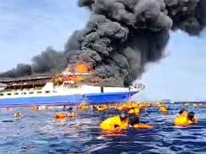 Detik-detik Mencekam Tragedi KM Barcelona 5 Terbakar di Laut Sulut Detik-detik Mencekam Tragedi KM Barcelona 5 Terbakar di Laut Sulut