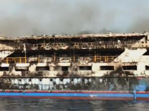 Pemilik KM Barcelona Serahkan ke Polisi Usut Dugaan Penyebab Kapal Terbakar Pemilik KM Barcelona Serahkan ke Polisi Usut Dugaan Penyebab Kapal Terbakar