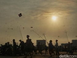 Serunya Bermain dan Berebut Layang Putus di Sudut Kota