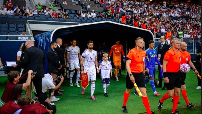Manchester United melawan Leeds United dalam laga uji coba di Friends Arena, Sabtu (19/7/2025) malam WIB. Duel tuntas dengan skor 0-0.