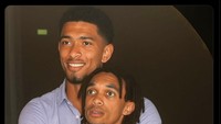 Yang ini adalah dua pesepakbola Inggris yang kini main di Real Madrid, Jude Bellingham dan Trent Alexander-Arnold, masih dalam pose viral si CEO dan pegawainya. Foto: dok. Internet/X (Twitter)