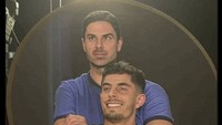 Manajer Arsenal Mikel Arteta dengan salah satu pemain andalannya, Kai Havertz, ikut kena ledek kumpulan meme ini. Foto: dok. Internet/X (Twitter)