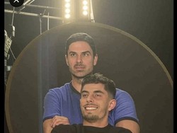 Manajer Arsenal Mikel Arteta dengan salah satu pemain andalannya, Kai Havertz, ikut kena ledek kumpulan meme ini. Foto: dok. Internet/X (Twitter)