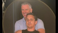 Bahkan Jamie Carragher dan Gary Neville, dua eks-pesepakbola yang kini jadi pundit dengan interaksi kocak, ikut dijadikan meme ala CEO dengan pegawainya. Foto: dok. Internet/X (Twitter)