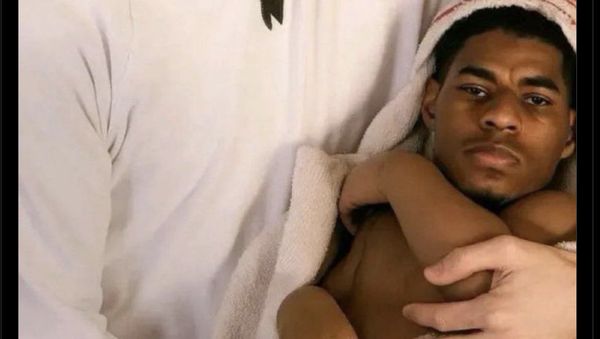 Meme Kocak Rashford ke Barca: Ditimang Messi!