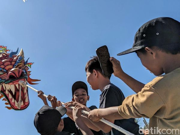 Meriahnya Festival Layang-layang di Pantai Dlodo Tulungagung