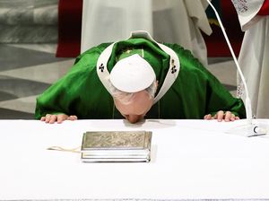 Momen Khidmat, Paus Leo XIV Cium Altar di Katedral San Pancrazio