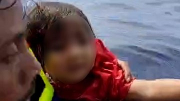 Momen Dramatis Penyelamatan Balita di Laut Usai Kebakaran KM Barcelona