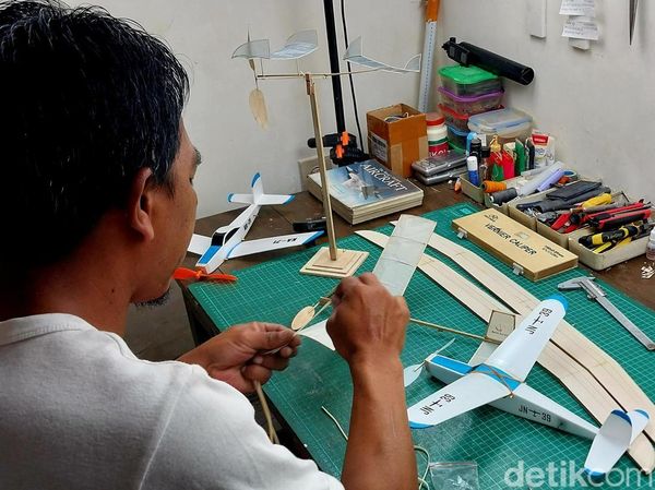 Kreatif Pesawat Tenaga Karet Karya Warga Kota Batu Mendunia