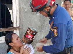 Momen Damkar Lepas Kaleng Biskuit yang Tersangkut ke Kepala Balita