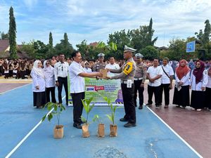 Gaungkan Green Policing, Polres Kuansing Bawa Pohon Masuk Sekolah Gaungkan Green Policing, Polres Kuansing Bawa Pohon Masuk Sekolah