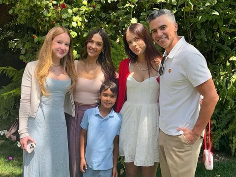 Potret Jessica Alba dan Anak Perempuan Bak Kembaran