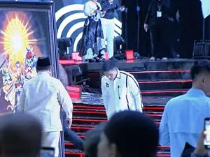 Kaesang Beri Lukisan ke Prabowo, Berbahan Tanah dari Aceh-Papua