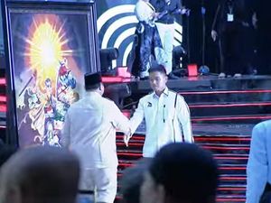 Prabowo Dapat Hadiah Lukisan dari Kaesang di Kongres PSI Prabowo Dapat Hadiah Lukisan dari Kaesang di Kongres PSI