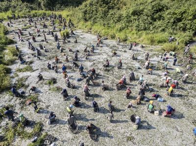 Ratusan Warga Meriahkan Tradisi Bekarang di Muaro Jambi