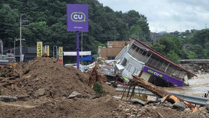 Korsel Diterjang Hujan Deras, Banjir Rendam Permukiman dan Toko