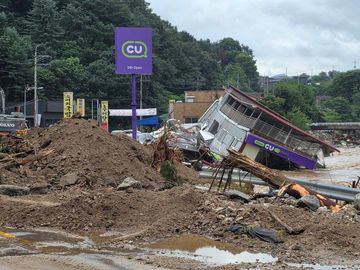 Korsel Diterjang Hujan Deras, Banjir Rendam Permukiman dan Toko
