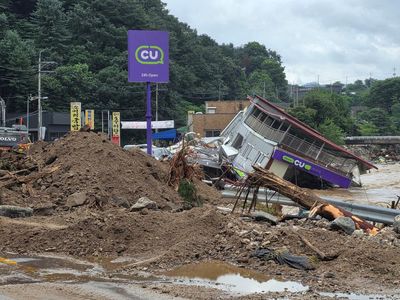 Korsel Diterjang Hujan Deras, Banjir Rendam Permukiman dan Toko