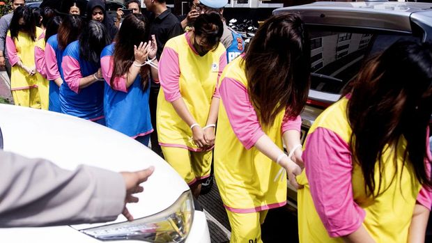 Sejumlah tersangka digiring untuk dihadirkan saat rilis pengungkapan kasus perdagangan manusia dengan korban bayi di Mapolda Jawa Barat, Bandung, Jawa Barat, Kamis (17/7/2025). Ditreskrimum Polda Jawa Barat menangkap 13 tersangka anggota sindikat yang bermarkas di Pontianak, Kalimantan Barat dalam kasus tindak pidana perdagangan orang (TPPO) jaringan internasional dengan memperdagangkan sedikitnya 25 bayi melalui modus adopsi secara ilegal ke Singapura. ANTARA FOTO/Novrian Arbi/tom.
