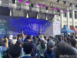 Pecah! EnviRUNment di Surabaya Ditutup Nyanyi Bareng Anggi Marito Pecah! EnviRUNment di Surabaya Ditutup Nyanyi Bareng Anggi Marito