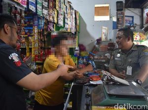 Jual 43 Bungkus Rokok Ilegal, Toko Kelontong di Surabaya Digerebek Jual 43 Bungkus Rokok Ilegal, Toko Kelontong di Surabaya Digerebek