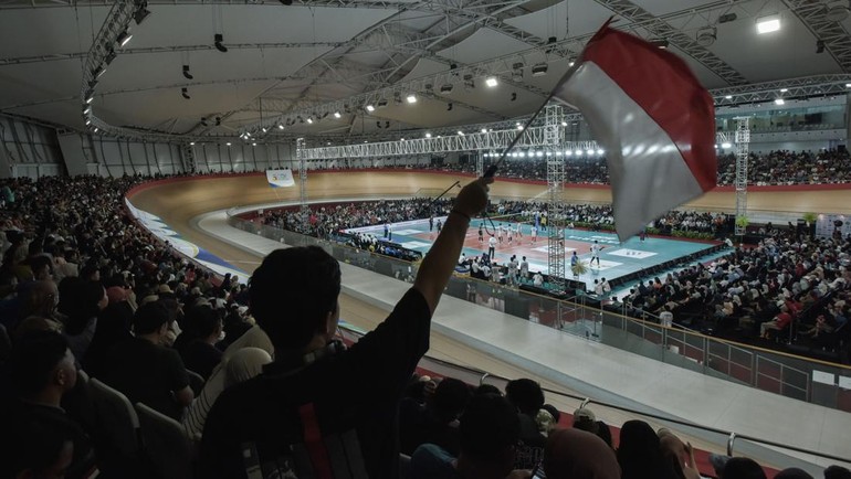 Kemenangan ini disambut antusias para suporter yang memadati Velodrome dan menjadi modal penting bagi Indonesia dalam perburuan gelar juara SEA Volley League 2025. ANTARA FOTO/ Fakhri Hermansyah
