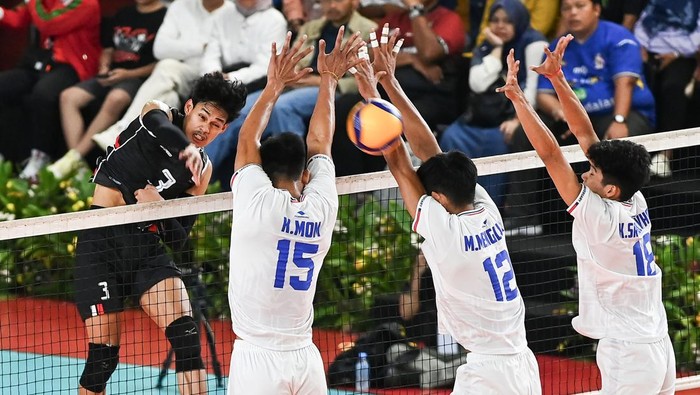 Timnas Voli Putra Indonesia saat mengalahkan Kamboja. Foto: ANTARA FOTO/ Fakhri Hermansyah