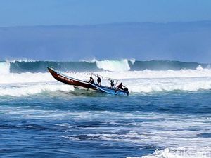 Larungan Sesaji di Pantai Genjik Purworejo, Perahu Sempat Terbalik Kena Ombak Larungan Sesaji di Pantai Genjik Purworejo, Perahu Sempat Terbalik Kena Ombak
