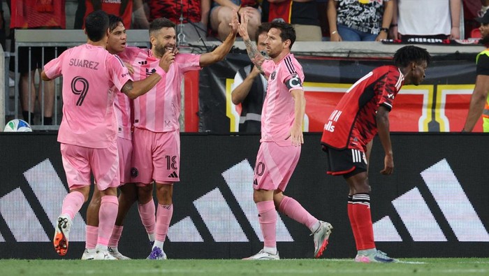 SOCCER-USA-NYRB-MIA/ Jul 19, 2025; Harrison, New Jersey, USA; Inter Miami CF midfielder Telasco Segovia (8) celebrates his goal with teammates during the first half against the New York Red Bulls at Sports Illustrated Stadium. Mandatory Credit: Vincent Carchietta-Imagn Images