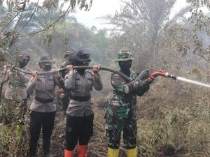Kekompakan Srikandi TNI dan Polri Tangani Karhutla di Rohil