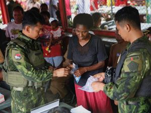TNI Gelar Baksos di Pelosok Papua, Warga Sambut dengan Haru dan Antusias