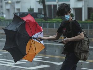 Topan Wipha Mengamuk di Hong Kong, Ribuan Turis Terlantar di Bandara Topan Wipha Mengamuk di Hong Kong, Ribuan Turis Terlantar di Bandara
